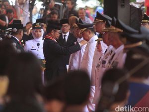 Gubernur Sulsel Lantik 10 Bupati dan Wakil Bupati Gubernur Sulsel Lantik 10 Bupati dan Wakil Bupati