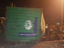 Truk Muat Minyak Goreng Terguling, Bikers Banyak Terpeleset