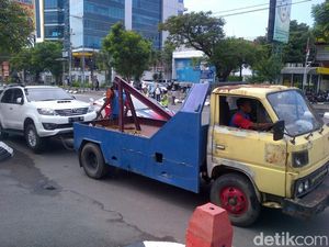 Parkir Sembarangan di Jalan Pandanaran Semarang, Sejumlah Mobil Diderek