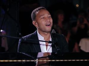 Romantis! John Legend Nyanyikan All Of Me di Pernikahan Pasangan Ini
