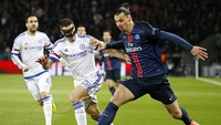 Zlatan Ibrahimovic berusaha melewati Cesar Azpilicueta dalam pertandingan yang dihelat di Parc des Princes, Rabu (17/2/2016) dinihari WIB. Gonzalo Fuentes/Reuters/detikFoto.