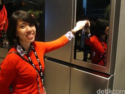 Mengintip Isi Kulkas Pintar LG dengan Ketukan Ajaib