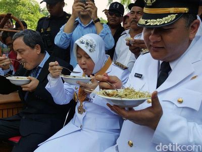 Warga Serbu Makanan Usai Pelantikan Risma