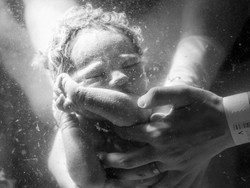 Mengenal Water Birth: Manfaat, Risiko dan Hal yang Perlu Dipertimbangkan