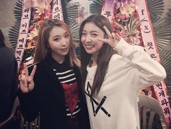 Luv! Foto Luna dan Minzy Ini Bikin Lupa Persaingan antara SM dan YG
