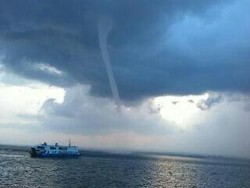 Ini Kata BMKG Soal Puting Beliung Bergulung di Selat Bali Rabu 17 Februari