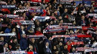 Para pendukung PSG membentangkan syal sebagai tanda dukungan kepada tim kesayangannya. Benoit Tessier/Reuters/detikFoto.