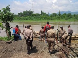 Petugas Gabungan di Kediri Hanyutkan dan Bakar Perahu Penambang Liar