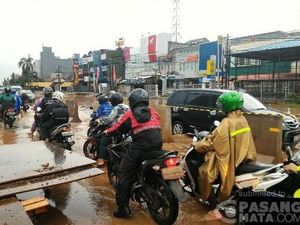 Diguyur Hujan, Jalan Kalimalang Arah Bekasi Tergenang Air