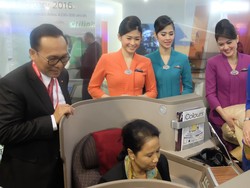 Di Singapura, Rini Jajal Kursi Kelas Bisnis Terbaru Garuda