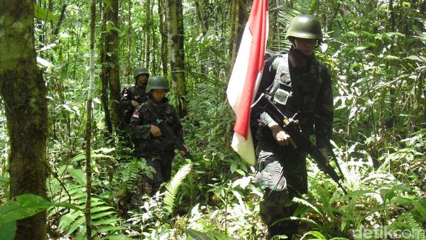 Prajurit TNI Patroli di Pebatasana RI-Papua Nugini