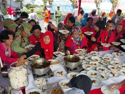 13 Ribu Porsi Berbagai Menu Disediakan Bagi Warga Usai Pelantikan Risma