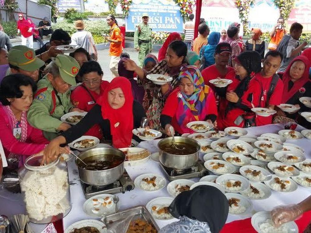 13 Ribu Porsi Berbagai Menu Disediakan Bagi Warga Usai Pelantikan Risma 13 Ribu Porsi Berbagai Menu Disediakan Bagi Warga Usai Pelantikan Risma