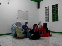 Begini Suasana Saat Anak-anak Mengaji dan Salat Berjamaah di Kalijodo