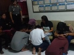 Bawa Senjata untuk Tawuran, Belasan Pelajar SMP Dihukum Sujud ke Orangtua