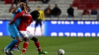 Hulk berusaha merebut bola dari Renato Sanches dalam pertandingan yang dihelat di Estadio Da Luz, Lisbon, Rabu (17/2/2016) dinihari WIB. Hugo Correia/Reuters/detikFoto.