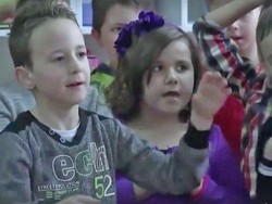 Salut! Murid-murid Ini Belajar Bahasa Isyarat Demi Temannya yang Tuna Rungu