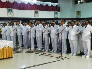 Ups! Pelantikan 6 Bupati di Papua Diulang karena Belum Ucapkan Sumpah Ups! Pelantikan 6 Bupati di Papua Diulang karena Belum Ucapkan Sumpah