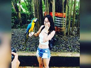Soyou SISTAR Ketakutan Dipeluk Ular di Bali