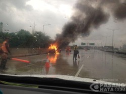Xenia Terbakar di Dekat Exit Tol Ciledug, Lalin Tersendat