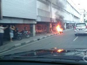 Sebuah Motor Terbakar di Depan Stasiun Kota
