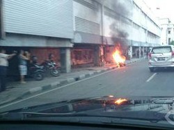 Sebuah Motor Terbakar di Depan Stasiun Kota