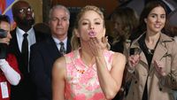 Pakai Dress Mini Pink, Shakira Manis Banget!