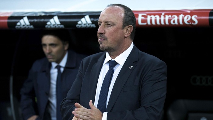 MADRID, SPAIN - NOVEMBER 21:  Rafael Benitez of Real Madrid CF rubs his hands prior to start the La Liga match between Real Madrid CF and FC Barcelona at Estadio Santiago Bernabeu on November 21, 2015 in Madrid, Spain.  (Photo by Gonzalo Arroyo Moreno/Getty Images)
