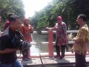 Risma Cek Saluran Air Kalidami Hingga Keputih Hari Pertama Kerja