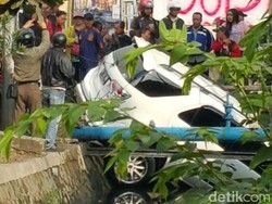 Fortuner Nyemplung di Anak Sungai Perumahan Taman Palem, Jakarta Barat