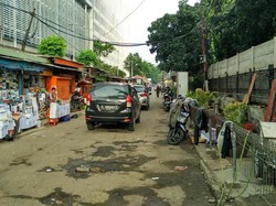 Pasukan Oranye Bekerja: Cling, Banjir di Depan Kampus Untar Cepat Surut