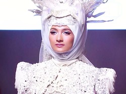 Fashion Show Pakai Hiasan Kepala 7 Kg, Laura Muljadi Menahan Sakit