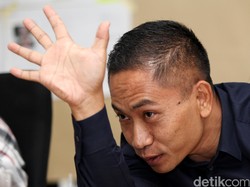 Ini Aksi Panggung Bupati Yoyok Saat Bernyanyi di Alun-alun Batang