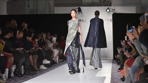 Desainer Indonesia, Denny Wirawan membawa wastra Indonesia ke panggung fashion dunia, Fashion Gallery New York Fashion Week (FGNYFW) 2016, melalui lini etniknya Balijava dengan koleksi Batik Kudus.