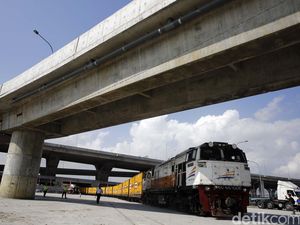 Kereta Peti Kemas Gedebage-Tanjung Priok Angkut Produk Tekstil dari Bandung