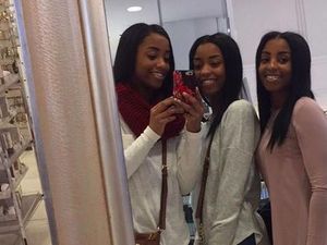 Coba Lihat Foto 3 Wanita Ini, Tebak yang Mana Sang Ibu