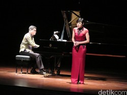 Perkawinan Musik dan Sastra di Konser Di Hadapan Rahasia