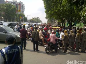 Ada Penertiban Bangunan di Mampang, Mampang Arah Kuningan Macet