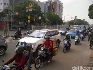 Pembongkaran Bangunan di Mampang Selesai, Lalu Lintas Lancar Kembali