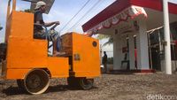 Pria Lulusan SD Ciptakan Alat Berat Mini