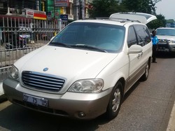 Mobil Kedutaan Pecah Ban di Busway Buncit, Laju Bus Feeder pun Terhambat