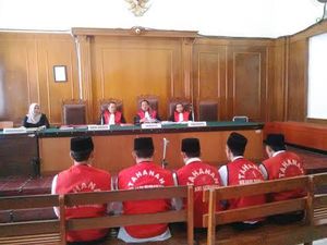 Sidang Kasus Pembunuhan Salim Kancil Gunakan Dua Ruangan Sidang Kasus Pembunuhan Salim Kancil Gunakan Dua Ruangan