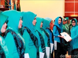 Ini Penampilan Artis Arumi Bachsin Saat Dilantik Sebagai Ketua PKK