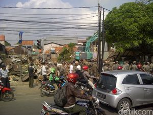 Tertibkan Bangunan di Mampang, Satpol PP Kerahkan 1 Ekskavator