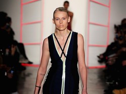 Model dengan Kaki Amputasi Tampil di New York Fashion Week