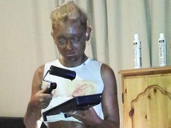 Lakukan Tanning Sendiri dengan Kuas Cat Dinding, Kulit Wanita Ini Jadi Hitam