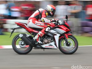 Awas Posisi Duduk Motor Sport Tak Baik untuk Tulang Belakang Awas Posisi Duduk Motor Sport Tak Baik untuk Tulang Belakang