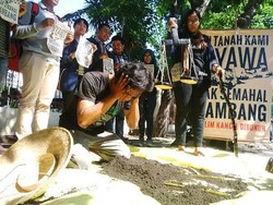 Aksi Damai Iringi Sidang Kasus Pembunuhan Salim Kancil