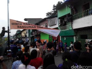 Warga Kalijodo Copot Spanduk Minta Ganti Rugi Bangunan dan Tanah