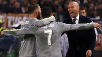 Cristiano Ronaldo merayakan gol bersama Sergio Ramos dan Zinedine Zidane. Alessandro Bianchi/Reuters/detikFoto.